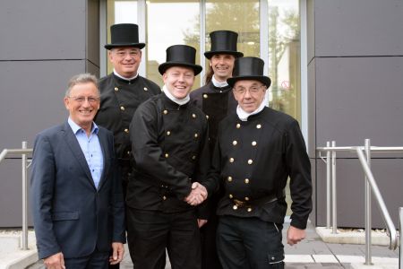 Elsen bekommt neuen Bezirksschornsteinfeger – v.l. Walter Babel,stellv. Kreisvorsitzender der Schornsteinfeger-Innung, Olaf Meiners, Kreisvorsitzender der Schornsteinfeger-Innung, v.l. vorne Herbert Temborius, Ordnungsamtsleiter Kreis Paderborn, Conny Suermann und Gerhard Strzelczok, © Amt für Presse- und Öffentlichkeitsarbeit, Kreis Paderborn, Meike Delang onny Suermann ist neuer Bezirksschornsteinfeger in Elsen, Gerhard Strzelczok gibt nach 28 Jahren Amt ab